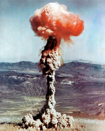 Datei:Atomic blast Nevada Yucca 1951.jpg
