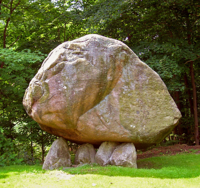 Datei:Balanced Rock, North Salem, NY.jpg