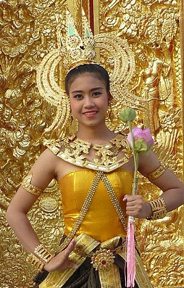 Datei:Dancing art Thai ancient show.jpg