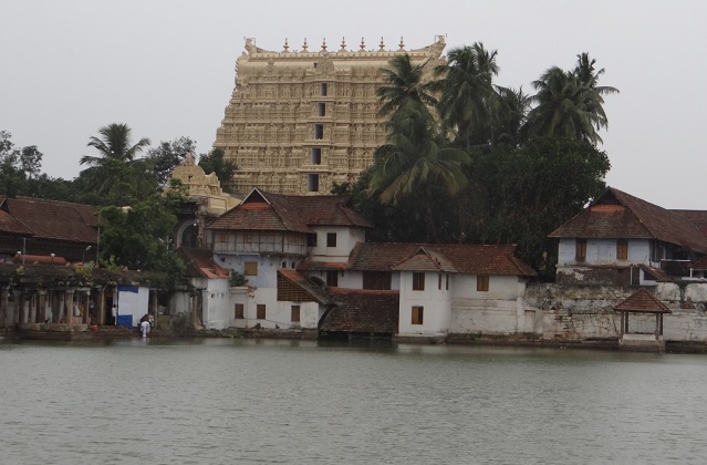 Padmanabhaswamy Temple - temple tank and Gopuram (klein).jpg
