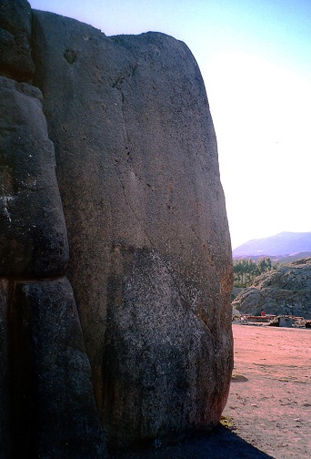 Datei:Sacsahuaman huge stone.jpg