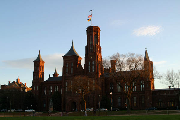 Datei:Smithsonian Castle front.jpg