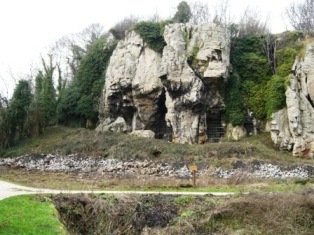 Datei:Some other caves in Creswell Crags.jpg