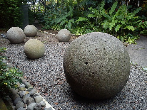 Datei:Stone spheres of Costa Rica. Museo Nacional.jpg