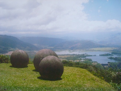 Datei:Stone spheres of Costa Rica. Terraba River view.JPG