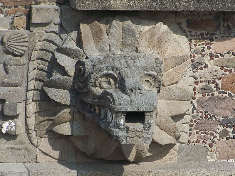 Datei:Teotihuacan Feathered Serpent (Jami Dwyer).jpg