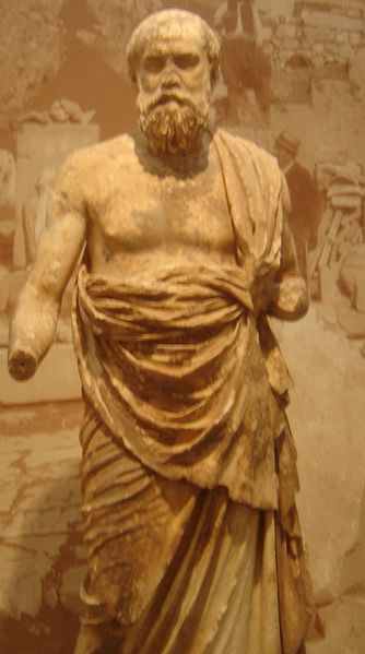 Datei:Sokratis statue in Delphi.jpg